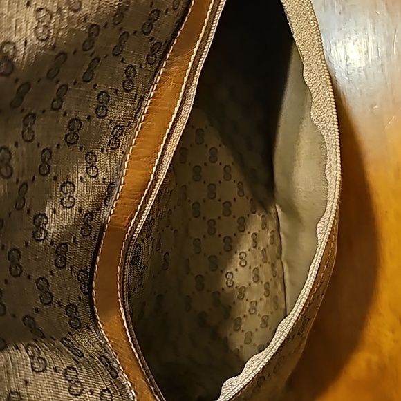 Gucci duffle and pouch. Comes with COA. - Picture 8 of 16